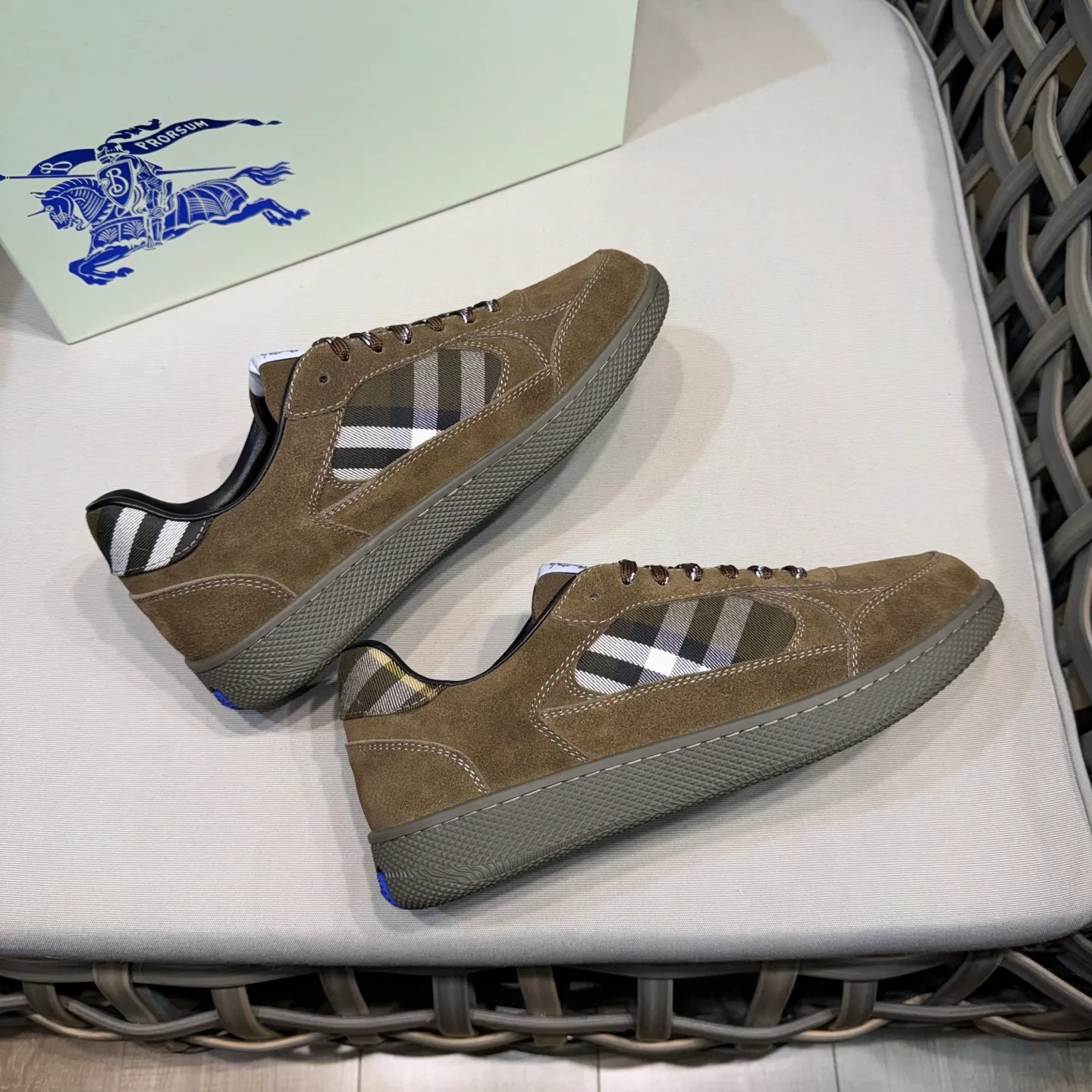[Burberry] Top P: 680💰Size: 38-44 (45.46 custom-made) Burberry official website synchronized men's classic low-top sneakers | Made of original first-layer cowhide | Decorated with renewed brand logo | First-layer cowhide lining | Heel decorated with Burberry letter embossed logo | Original TPU outsole.